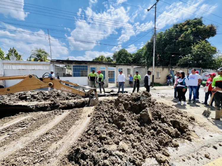 Alcaldía de Diego Ibarra sustituye tubería de aguas servida