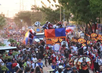 El gobernador Rafael Lacava acompañó el Desfile de Carrozas, Comparsas y Disfraces que se llevó a cabo en la avenida Sesquincentenaria de la parroquia Miguel Peña.