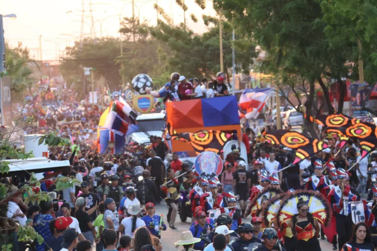 El gobernador Rafael Lacava acompañó el Desfile de Carrozas, Comparsas y Disfraces que se llevó a cabo en la avenida Sesquincentenaria de la parroquia Miguel Peña.