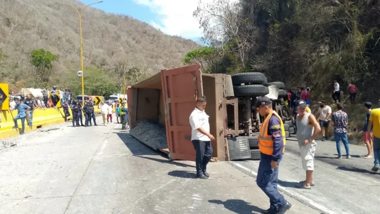 Un hombre de 46 años murió en un accidente vial en la autopista Valencia-Puerto Cabello, a la altura del distribuidor Trincheras, registrado este sábado 8 de marzo.
