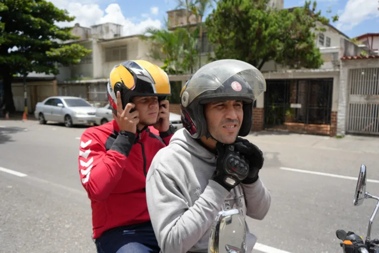 Los percances por documentación de tránsito son muy comunes en Venezuela. Por ello, existe una normativa establecida por el Instituto Nacional de Transporte Terrestre (INTT), para los usuarios que circulen en motocicleta dentro del territorio.