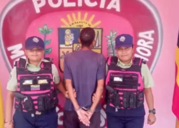 Un sujeto fue detenido en Morón este jueves 27 de febrero por haber amenazado y agredido verbalmente a una sexagenaria.
