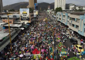 La primera dama del estado Carabobo, Nancy de Lacava, y la autoridad única en Educación, Xiomara Luna, acompañaron a más de 2 mil niños y niñas en el desfile “Carabobo Sostenible va a tu Escuela”.