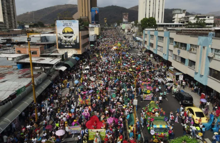 La primera dama del estado Carabobo, Nancy de Lacava, y la autoridad única en Educación, Xiomara Luna, acompañaron a más de 2 mil niños y niñas en el desfile “Carabobo Sostenible va a tu Escuela”.
