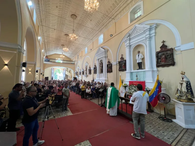 Fieles carabobeños celebraron la firma de votos favorables para aceptar beatificación del beato José Gregorio Hernández este domingo 2 de marzo en la Iglesia de San Francisco, ubicada en el centro de Valencia.