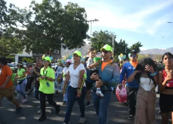 Este sábado tuvieron lugar los Carnavales Turísticos San Diego 2025, con una caminata de dos kilómetros y medio por las calles y avenidas del municipio, además de la Gran Fiesta Neón en la tercera etapa del Parque Metropolitano. Las autoridades sandieganas estiman que más de 3 mil 500 personas disfrutaron del evento. La caminata fue encabezada por el alcalde León Jurado Laurentín, en compañía de la primera dama del municipio y del Tren Ejecutivo, junto con los vecinos de la comunidad. El evento, organizado por la Dirección de Educación, Cultura y Turismo, cumplió con la programación establecida, superando las expectativas. Un camión con música en vivo acompañó el recorrido, seguido de las bandas show de YMCA, Colegio Santa Rosa, burriquitas, zanqueros, muñecos Disney y demás agrupaciones. Las familias con sus niños se unieron con el paso de la caminata y lucieron hermosos disfraces infantiles de los personajes de las películas de cine. Varios adultos también aprovecharon la ocasión para disfrazarse, con atuendos creativos del Hombre Araña, Batman, la Mujer Maravilla, Barney, Mario Bros, entre otros. Luego de llegar a la tercera etapa del Parque Metropolitano, el alcalde León Jurado agradeció a los asistentes y participantes por su extraordinario civismo durante el desarrollo del evento. Posteriormente, se inició el espectáculo con shows musicales y la esperada Fiesta Neón, en torno a las nueve de la noche.
