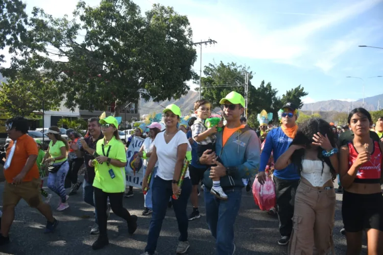 Este sábado tuvieron lugar los Carnavales Turísticos San Diego 2025, con una caminata de dos kilómetros y medio por las calles y avenidas del municipio, además de la Gran Fiesta Neón en la tercera etapa del Parque Metropolitano. Las autoridades sandieganas estiman que más de 3 mil 500 personas disfrutaron del evento. La caminata fue encabezada por el alcalde León Jurado Laurentín, en compañía de la primera dama del municipio y del Tren Ejecutivo, junto con los vecinos de la comunidad. El evento, organizado por la Dirección de Educación, Cultura y Turismo, cumplió con la programación establecida, superando las expectativas. Un camión con música en vivo acompañó el recorrido, seguido de las bandas show de YMCA, Colegio Santa Rosa, burriquitas, zanqueros, muñecos Disney y demás agrupaciones. Las familias con sus niños se unieron con el paso de la caminata y lucieron hermosos disfraces infantiles de los personajes de las películas de cine. Varios adultos también aprovecharon la ocasión para disfrazarse, con atuendos creativos del Hombre Araña, Batman, la Mujer Maravilla, Barney, Mario Bros, entre otros. Luego de llegar a la tercera etapa del Parque Metropolitano, el alcalde León Jurado agradeció a los asistentes y participantes por su extraordinario civismo durante el desarrollo del evento. Posteriormente, se inició el espectáculo con shows musicales y la esperada Fiesta Neón, en torno a las nueve de la noche.