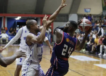 Trotamundos de Carabobo derrotó a Toros de Aragua como visitante este lunes, con un marcador de 70-69. Esta caída hunde a los de Maracay en el fondo de la tabla, con un récord de 0-3.