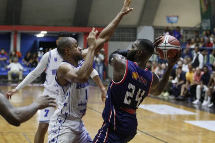 Trotamundos de Carabobo derrotó a Toros de Aragua como visitante este lunes, con un marcador de 70-69. Esta caída hunde a los de Maracay en el fondo de la tabla, con un récord de 0-3.
