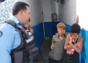 Dos adolescentes en presunta situación de calle fueron rescatados por funcionarios de la Policía de La Guaira en el sector Caraballeda.