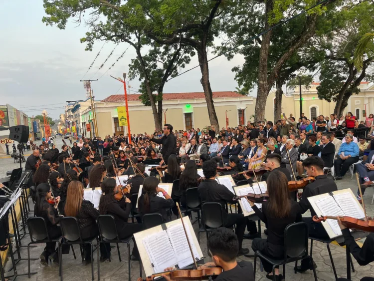 La Universidad de Carabobo celebró el 67 aniversario de su reapertura con un emotivo "Concierto a Valencia", que contó con la presencia de las autoridades académicas y regionales.