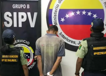 abusar sexualmente de su hijastra