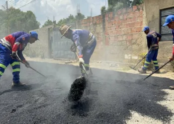 El Instituto Autónomo Municipal de Vialidad colocó más de 100 toneladas de asfalto en el Asentamiento Campesino Los Samanes, en beneficio de más de mil 360 familias.