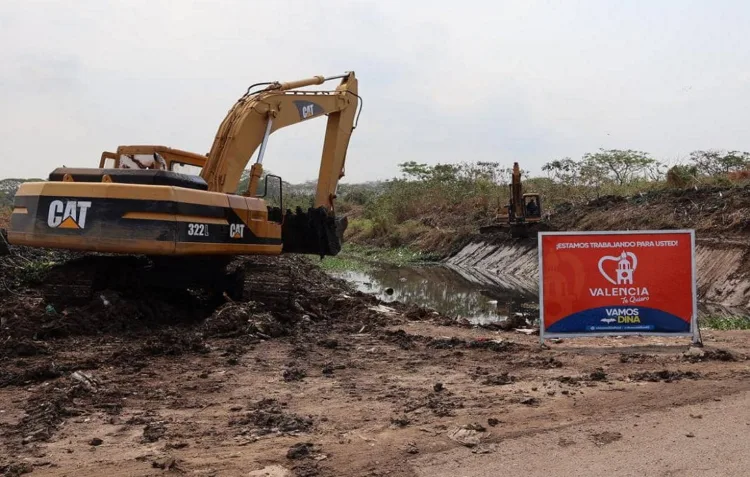 La Alcaldía de Valencia ha llevado a cabo trabajos de saneamiento de caños en la entidad durante las últimas semanas, para prevenir situaciones irregulares en los primeros meses de lluvia del año.