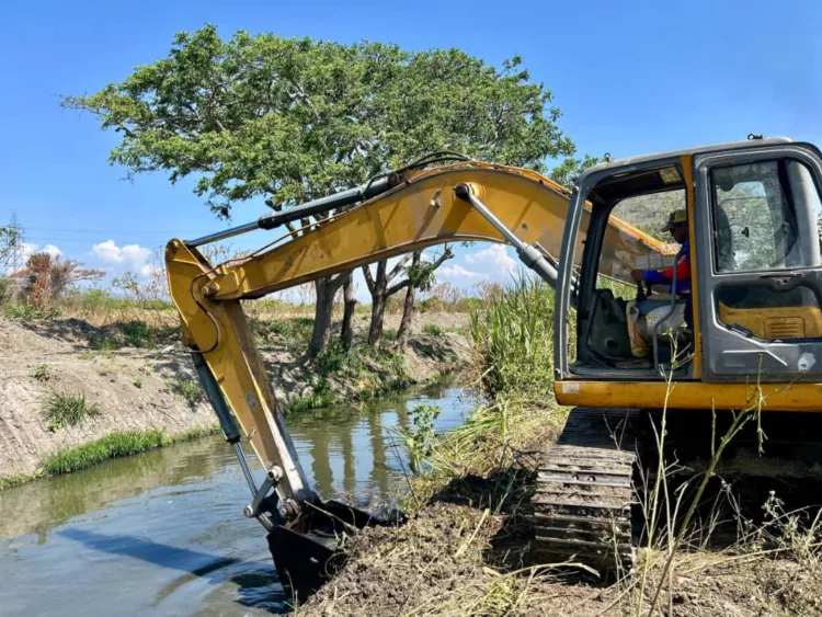 La alcaldesa Dina Castillo y el gobernador Rafael Lacava dieron instrucciones para mantener el despliegue permanente de cuadrillas para la limpieza de caños y canales en el municipio Valencia, con el objetivo de prevenir cualquier tipo de incidente durante la época de lluvias.