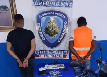 Dos sujetos fueron detenidos en el barrio Bicentenario del municipio Valencia por posesión de estupefacientes.