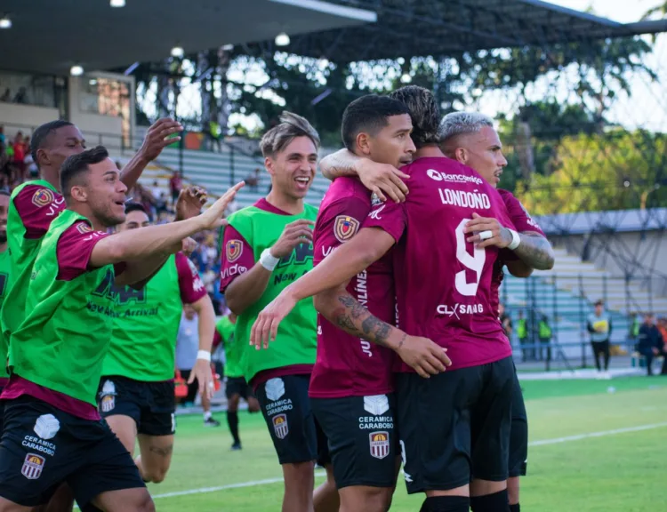 El Carabobo FC derrotó al Monagas SC con marcador de 1 gol a 0 en el estadio Misael Delgado, en una jornada marcada por la polémica y las expulsiones arbitrales.