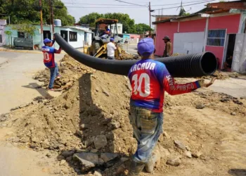 Cuadrillas de la Alcaldía de Valencia llevaron a cabo trabajos de sustitución de tuberías en la comunidad de Los Samanes, parroquia Rafael Urdaneta.