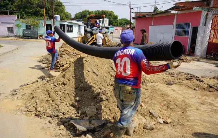 Cuadrillas de la Alcaldía de Valencia llevaron a cabo trabajos de sustitución de tuberías en la comunidad de Los Samanes, parroquia Rafael Urdaneta.