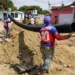 Cuadrillas de la Alcaldía de Valencia llevaron a cabo trabajos de sustitución de tuberías en la comunidad de Los Samanes, parroquia Rafael Urdaneta.