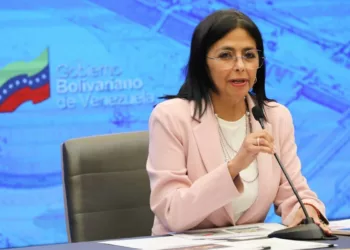 La vicepresidenta Delcy Rodríguez aseguró que las empresas que explotan petróleo y gas ya han sido notificadas sobre la anulación de licencias para trabajar en suelo venezolano.
