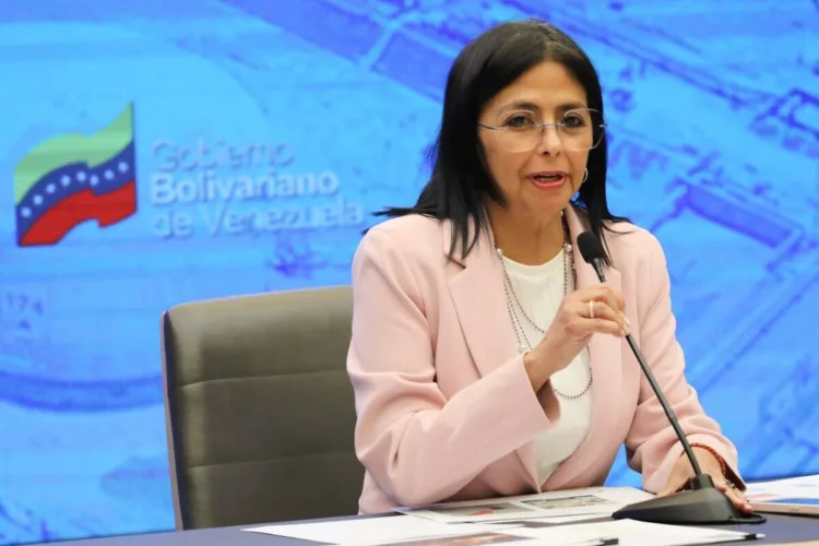 La vicepresidenta Delcy Rodríguez aseguró que las empresas que explotan petróleo y gas ya han sido notificadas sobre la anulación de licencias para trabajar en suelo venezolano.