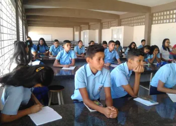 A pesar de la reciente decisión del Estado venezolano de ajustar el horario laboral para los empleados de la administración pública, el Ministerio de Educación emitió una orden este lunes 24 de marzo, en la que se detalla que las instituciones educativas deben continuar con sus cronogramas habituales.