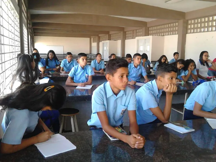 A pesar de la reciente decisión del Estado venezolano de ajustar el horario laboral para los empleados de la administración pública, el Ministerio de Educación emitió una orden este lunes 24 de marzo, en la que se detalla que las instituciones educativas deben continuar con sus cronogramas habituales.