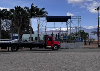 El alcalde León Jurado Laurentín anunció el cierre parcial de la avenida Don Julio Centeno durante un plazo de unas tres horas este sábado, debido a la instalación de la tarima principal de los Carnavales de San Diego 2025.
