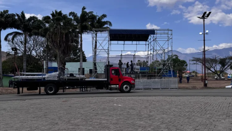 El alcalde León Jurado Laurentín anunció el cierre parcial de la avenida Don Julio Centeno durante un plazo de unas tres horas este sábado, debido a la instalación de la tarima principal de los Carnavales de San Diego 2025.