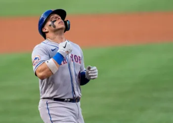 Francisco Álvarez, receptor venezolano de los Mets de Nueva York, sufrió una fractura en su muñeca izquierda este sábado que lo dejará fuera de los terrenos por un periodo de entre 6 y 8 semanas.