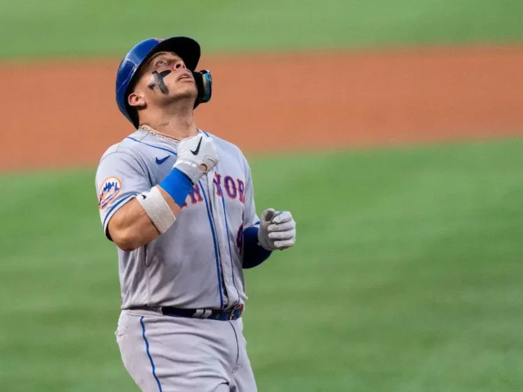 Francisco Álvarez, receptor venezolano de los Mets de Nueva York, sufrió una fractura en su muñeca izquierda este sábado que lo dejará fuera de los terrenos por un periodo de entre 6 y 8 semanas.