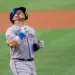 Francisco Álvarez, receptor venezolano de los Mets de Nueva York, sufrió una fractura en su muñeca izquierda este sábado que lo dejará fuera de los terrenos por un periodo de entre 6 y 8 semanas.