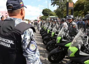 El Ejecutivo venezolano inició este sábado el pago del bono Cuadrantes de Paz, dirigido a los funcionarios de los cuerpos de seguridad del Estado. El estipendio también registró un ligero aumento del 9 % de su valor en bolívares, ante el repentino aumento que ha vivido el precio del dólar en las últimas semanas. El monto a entregar es, entonces, de unos 4 950 bolívares, equivalentes a unos 69 dólares según el tipo de cambio oficial establecido por el Banco Central de Venezuela. Cuando el monto esté disponible en sus cuentas, los funcionarios deberían recibir un mensaje del número corto 3532 y una notificación de la aplicación veMonedero.
