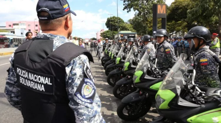 El Ejecutivo venezolano inició este sábado el pago del bono Cuadrantes de Paz, dirigido a los funcionarios de los cuerpos de seguridad del Estado. El estipendio también registró un ligero aumento del 9 % de su valor en bolívares, ante el repentino aumento que ha vivido el precio del dólar en las últimas semanas. El monto a entregar es, entonces, de unos 4 950 bolívares, equivalentes a unos 69 dólares según el tipo de cambio oficial establecido por el Banco Central de Venezuela. Cuando el monto esté disponible en sus cuentas, los funcionarios deberían recibir un mensaje del número corto 3532 y una notificación de la aplicación veMonedero.