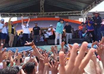 El gobernador Rafael Lacava asistió a un evento para celebrar el Día de la Mujer en la playa Waikiki de Puerto Cabello, en compañía de la alcaldesa encargada de Valencia, Dina Castillo.