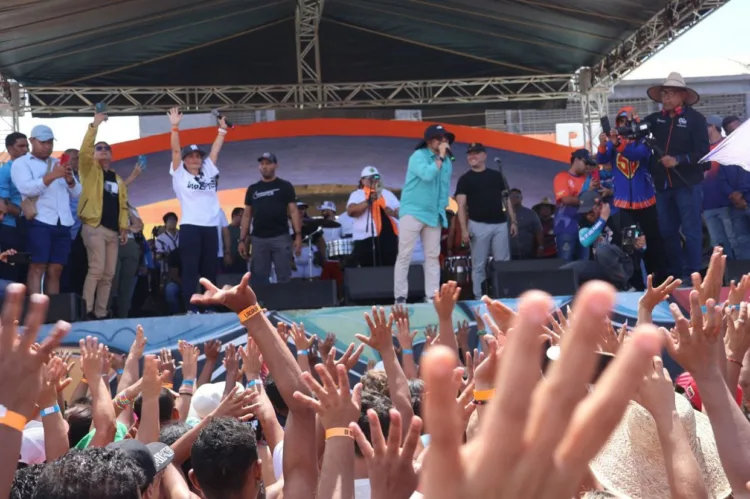 El gobernador Rafael Lacava asistió a un evento para celebrar el Día de la Mujer en la playa Waikiki de Puerto Cabello, en compañía de la alcaldesa encargada de Valencia, Dina Castillo.