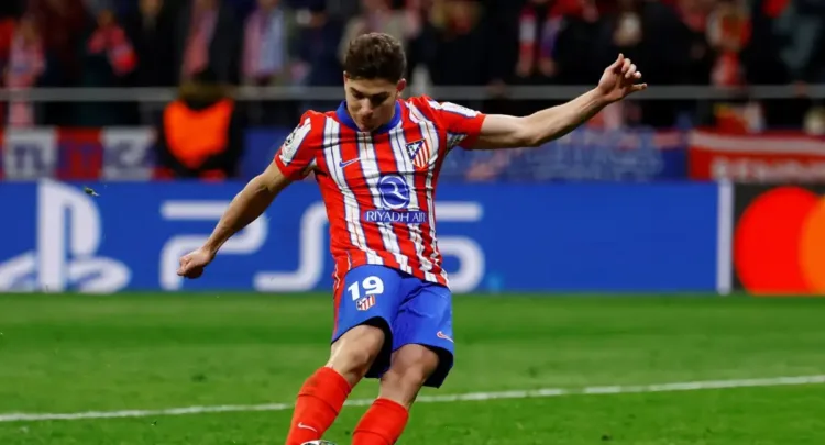 La UEFA, máximo organismo del fútbol europeo, emitió un comunicado para aclarar la situación irregular que se vivió en el cobro del penalti de Julián Álvarez, en la tanda decisiva de los octavos de final de Champions League, entre el Real Madrid y el Atlético de Madrid.