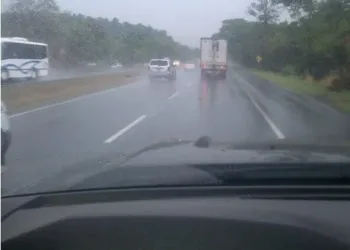En horas de la mañanas de este miércoles, una unidad de transporte colectivo perdió el control y se descarriló en la Autopista Regional del Centro.