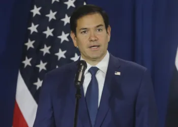 El Secretario de Estado de EE. UU., Marco Rubio, aseguró que Kiev tendrá que ceder territorio en cualquiera de los escenarios que involucren un acuerdo de paz. "Lo más importante con lo que tenemos que salir de aquí es una fuerte sensación de que Ucrania está dispuesta a hacer cosas difíciles, al igual que los rusos van a tener que hacer cosas difíciles para poner fin a este conflicto o al menos detenerlo de alguna manera", afirmó. De acuerdo con Rubio, tanto rusos como ucranianos deben comprender que el desenlace del conflicto no será militar. "Los rusos no pueden conquistar toda Ucrania, y obviamente será muy difícil para Ucrania, en un periodo de tiempo razonable, obligar a los rusos a retroceder todo el camino hasta donde estaban en 2014", añadió. Según Reuters, una delegación estadounidense llevará a cabo una reunión con representantes ucranianos este martes 11 de marzo para evaluar la disposición de Kiev a hacer concesiones a Rusia con el fin de poner fin a la guerra.
