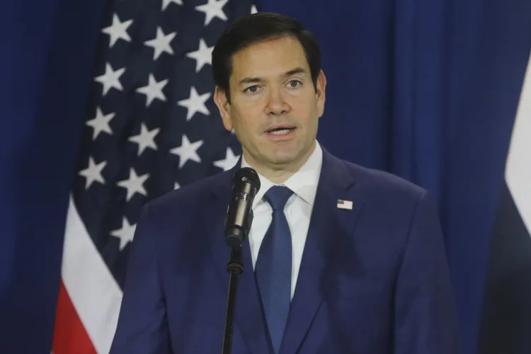 El Secretario de Estado de EE. UU., Marco Rubio, aseguró que Kiev tendrá que ceder territorio en cualquiera de los escenarios que involucren un acuerdo de paz. "Lo más importante con lo que tenemos que salir de aquí es una fuerte sensación de que Ucrania está dispuesta a hacer cosas difíciles, al igual que los rusos van a tener que hacer cosas difíciles para poner fin a este conflicto o al menos detenerlo de alguna manera", afirmó. De acuerdo con Rubio, tanto rusos como ucranianos deben comprender que el desenlace del conflicto no será militar. "Los rusos no pueden conquistar toda Ucrania, y obviamente será muy difícil para Ucrania, en un periodo de tiempo razonable, obligar a los rusos a retroceder todo el camino hasta donde estaban en 2014", añadió. Según Reuters, una delegación estadounidense llevará a cabo una reunión con representantes ucranianos este martes 11 de marzo para evaluar la disposición de Kiev a hacer concesiones a Rusia con el fin de poner fin a la guerra.