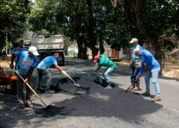 Los trabajos de mejora vial en el municipio Montalbán continúan gracias a las cuadrillas de la Gobernación de Carabobo.