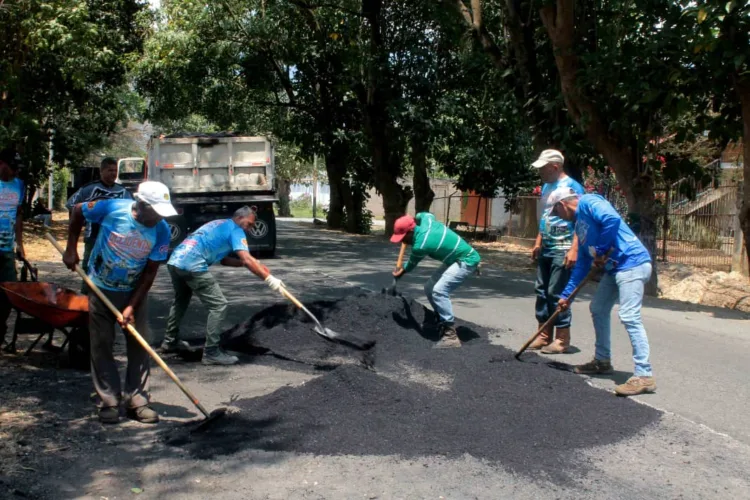 Los trabajos de mejora vial en el municipio Montalbán continúan gracias a las cuadrillas de la Gobernación de Carabobo.
