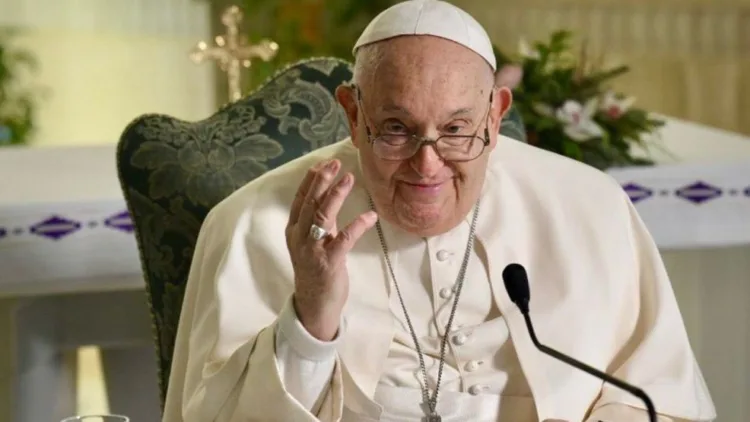 El jefe médico del equipo de salud del papa Francisco aseguró que el pontífice estuvo muy cerca de morir durante el periodo en el que estuvo internado por complicaciones respiratorias.
