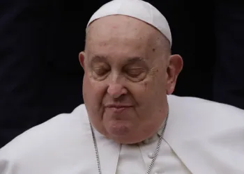 El departamento de prensa del Vaticano ha anunciado que el papa Francisco "descansó bien durante la noche" y que los doctores han estabilizado su estado actual.