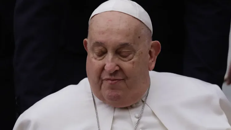 El departamento de prensa del Vaticano ha anunciado que el papa Francisco "descansó bien durante la noche" y que los doctores han estabilizado su estado actual.