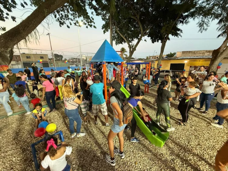 La alcaldía de Valencia y el circuito comunal "El Sur Existe" inauguraron un gimnasio al aire libre y parque infantil en el sector 6 de Santa Inés, parroquia Rafael Urdaneta.