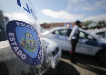   Un adolescente de 16 años de edad fue detenido el pasado 14 de marzo por la Policía de Carabobo, tras presuntamente haber herido a un compañero de clases durante una situación de conflicto. La irregularidad fue comunicada por el propio cuerpo de policía a través de su perfil en la red social Instagram. De acuerdo a la información disponible, los uniformados recibieron el reporte del hecho y se trasladaron de inmediato a la institución educativa, ubicada en la parroquia Miguel Peña. Allí pudieron corroborar el conflicto entre los dos menores de edad, en el que uno de ellos terminó con heridas en el rostro y el tabique desviado. Los agentes aprehendieron al presunto agresor para presentarlo ante las autoridades y que se ejecute un debido proceso legal.