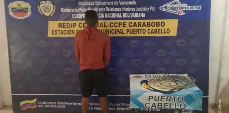Un hombre de 22 años de edad fue detenido en Puerto Cabello por presuntamente estar involucrado en hurto de cableado eléctrico del municipio.