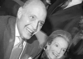 Reinaldo Herrera, esposo de la reconocida diseñadora venezolana Carolina Herrera, falleció este martes en Nueva York a los 91 años de edad.